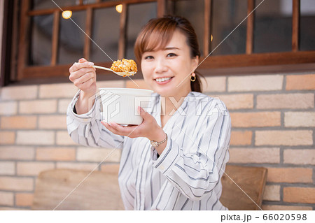 カレーを食べる女性(ビジネスウーマン) カレーを食べる女性(ビジネスウーマン) 66020598