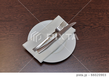 Cutlery on a teble 66020903