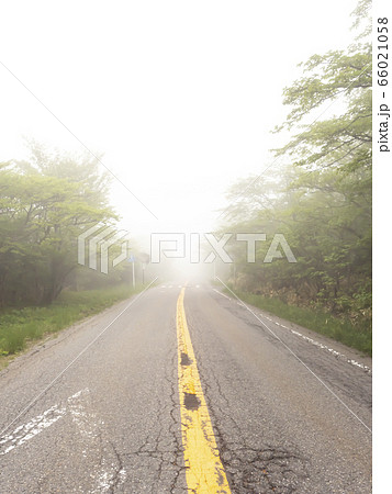 霧がかかった道路の風景 66021058