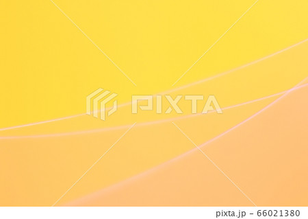 黄色・オレンジ色系抽象的背景素材　ゆるやかなライン 66021380