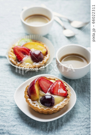 Mini tarts with cream and mix of summer fruit Mini tarts with cream and mix of summer fruit 66022311