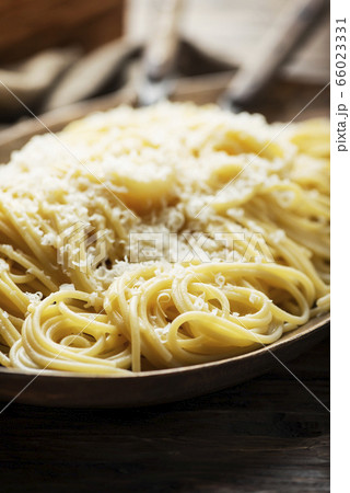 Traditional iatlian spaghetti with cheese Traditional iatlian spaghetti with cheese 66023331