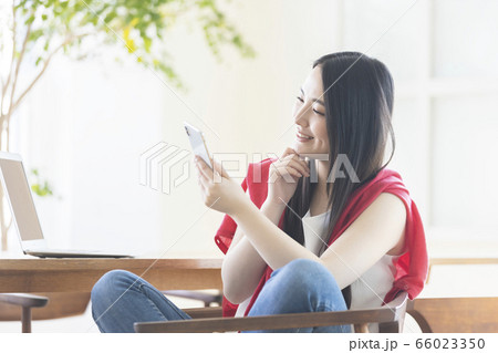 女性　ライフスタイルイメージ　スマホ 66023350
