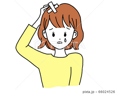 女性　頭を抱えて痛がる 66024526