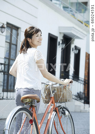 自転車に乗る女性の写真素材 [66024591] - PIXTA