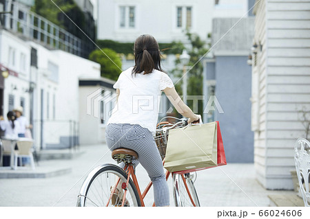自転車に乗る女性の写真素材