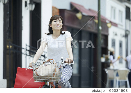 自転車に乗る女性 66024608