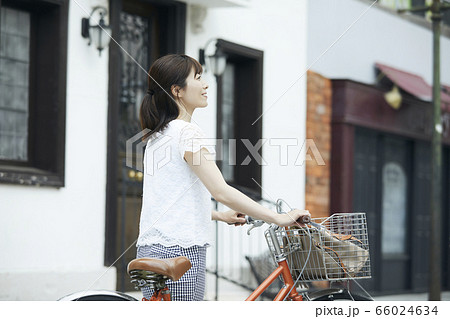 自転車に乗る女性 66024634