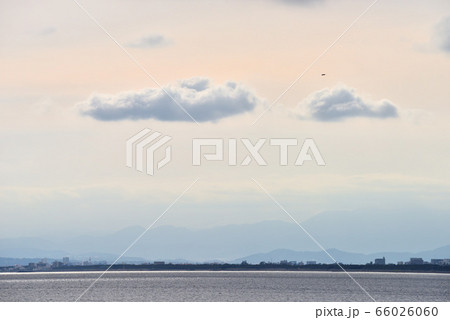 江の島東浜の空に浮かぶ雲 66026060