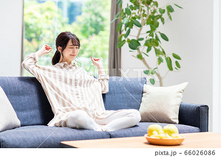 若い女性 若い女性 66026086