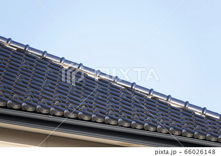 住宅 屋根の瓦と雪止めの写真素材