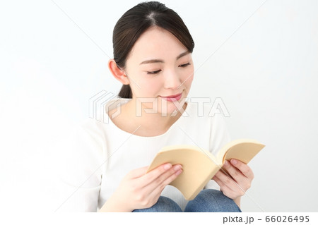 女性の読書イメージ 女性の読書イメージ 66026495