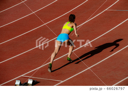 start 400 meters young woman runner 66026797