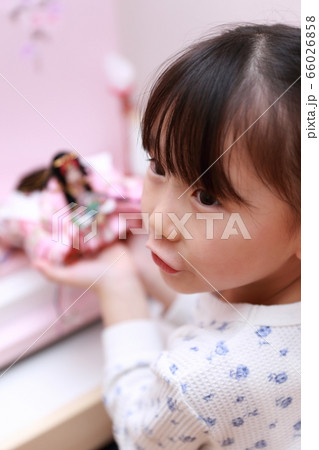 ひなまつり (桃の節句 雛人形 女の子 人物 1人 コピースペース 年中行事 子育て 育児 上半身) ひなまつり (桃の節句 雛人形 女の子 人物 1人 コピースペース 年中行事 子育て 育児 上半身) 66026858