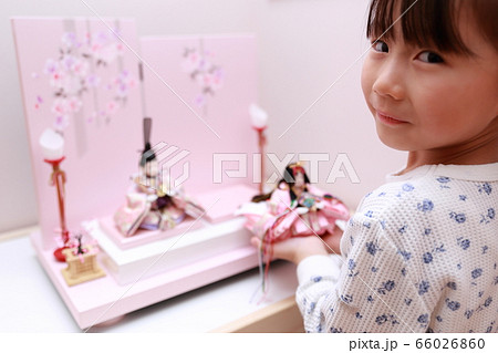 ひなまつり (桃の節句 雛人形 女の子 人物 1人 コピースペース 年中行事 子育て 育児 上半身) ひなまつり (桃の節句 雛人形 女の子 人物 1人 コピースペース 年中行事 子育て 育児 上半身) 66026860