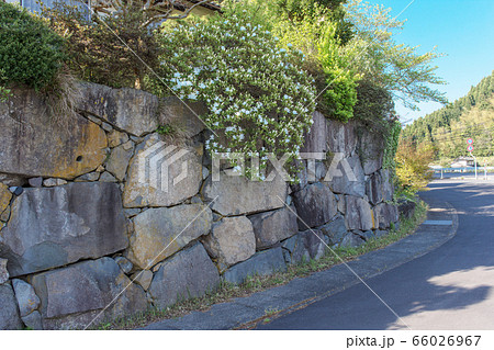 岩の擁壁と青空　 66026967