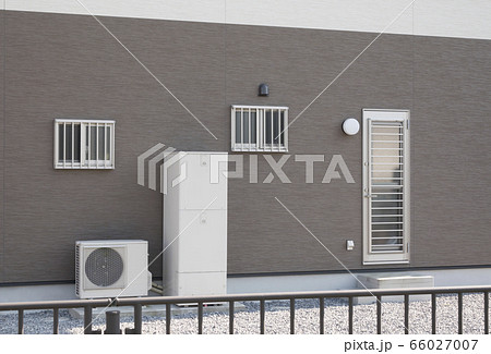 住宅設備　給湯器　エコキュートとエアコン室外機　オール電化住宅 66027007