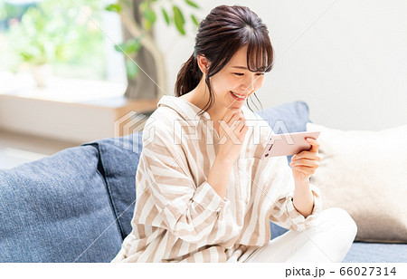 若い女性（スマホ）　 66027314