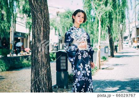 浴衣で京都の街を観光する女性【白川沿い】 浴衣で京都の街を観光する女性【白川沿い】 66029767