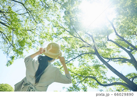新緑の中で帽子を持つ若い女性の手元 66029890