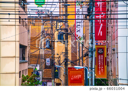 日本の東京都市景観　鶯谷駅前のホテル街などを望む 66031004