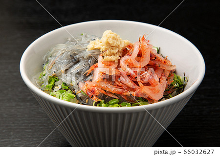 生桜海老と生しらす丼 生桜海老と生しらす丼 66032627