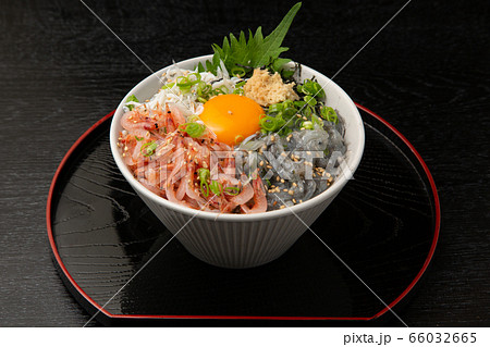 生桜海老としらす丼 生桜海老としらす丼 66032665