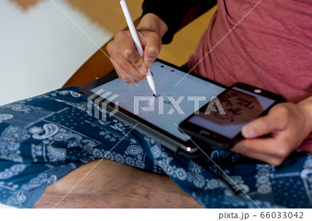 タブレットでイラストを描く男性 タブレットでイラストを描く男性 66033042