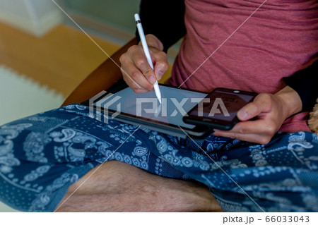 タブレットでイラストを描く男性 66033043