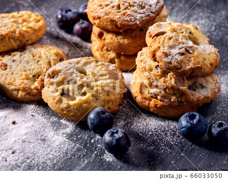 Chocolate chip cookies tied with string on shop window display 66033050