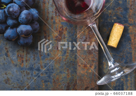 Wine concept - wine, grape on rustik dark background. Top wiew 66037188