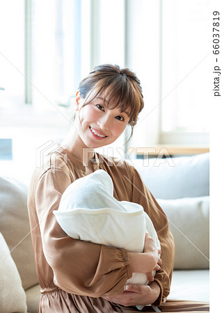 乳児を抱いたママ 乳児を抱いたママ 66037819