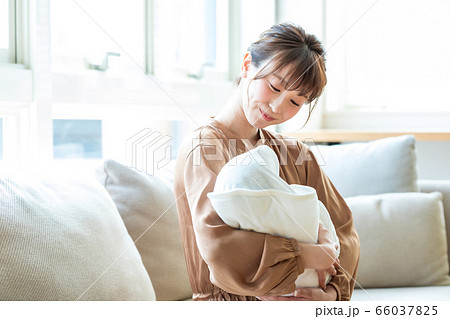 乳児を抱いたママ 66037825