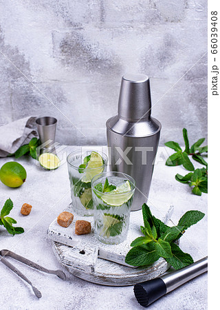 Summer cocktail with lime and mint 66039408