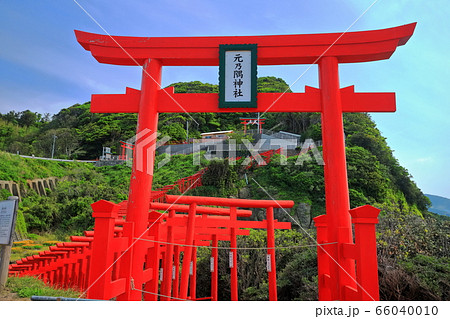 山口県 晴天下の元乃隅神社の写真素材