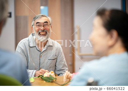 老人ホーム　シニア　談笑 66041522