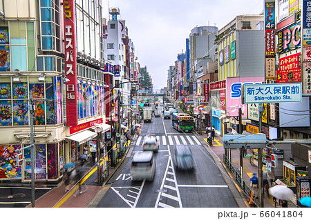 日本の東京都市景観 新大久保駅前を望む(画面奥は大久保駅方向) 日本の東京都市景観 新大久保駅前を望む(画面奥は大久保駅方向) 66041804
