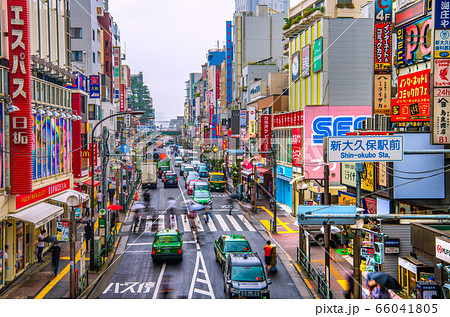 日本の東京都市景観　新大久保駅前を望む（画面奥は大久保駅方向） 66041805