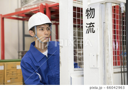 倉庫内でリーチ式フォークリフトを操作する作業員 倉庫内でリーチ式フォークリフトを操作する作業員 66042963