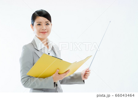 指示棒とバインダーをもってプレゼンするスーツの女性 指示棒とバインダーをもってプレゼンするスーツの女性 66043464