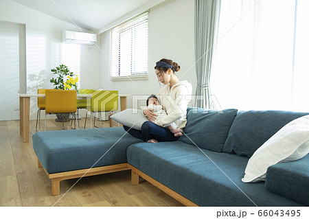 赤ちゃんを抱くママ 66043495