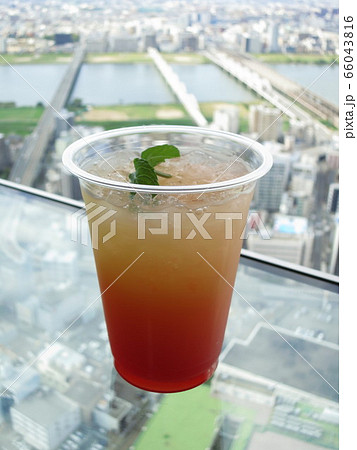 高層ビルの喫茶店のアイスティー 66043816