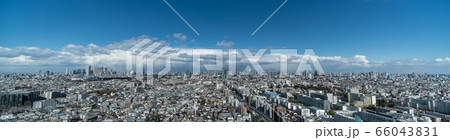 日本の東京都市景観　暗雲・東京都心を望む（大気が不安定状態となり青空から急転、暗雲）＝3月16日 66043831