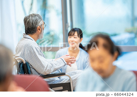 シニア男性と娘 シニア男性と娘 66044324