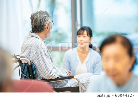 シニア男性と娘 シニア男性と娘 66044327