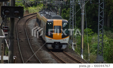 坂を下る列車 66044767