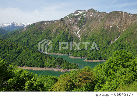 前毛猛山と新緑の田子倉湖－国道252号六十里越峠開道記念碑から　福島県只見町 66045377