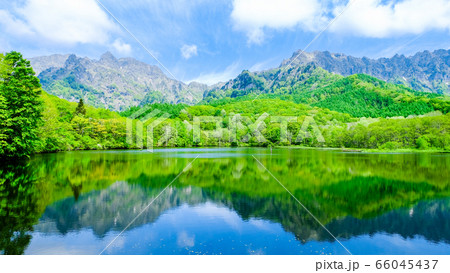 鏡池から望む新緑の戸隠山 鏡池から望む新緑の戸隠山 66045437