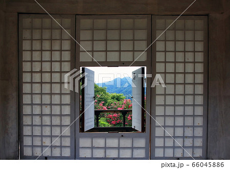 障子紙 格子 風景 66045886