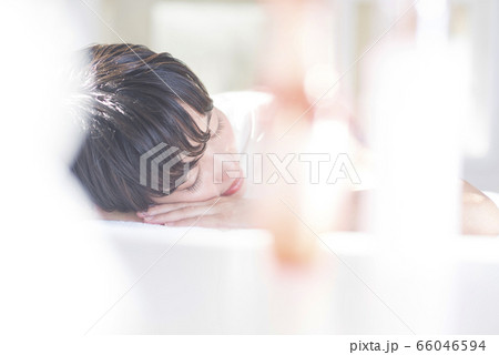 女性 うつ伏せ ビューティー ライフスタイル 女性 うつ伏せ ビューティー ライフスタイル 66046594
